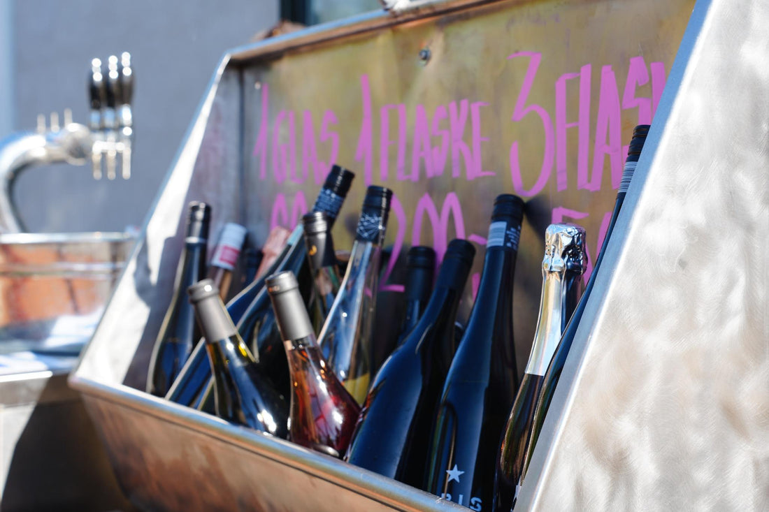 En af de gamle tisserender fra Slagteriets tid som slagteri – nu fyldt med flasker, is og gode vibes. Råt, enkelt og ret meget os.