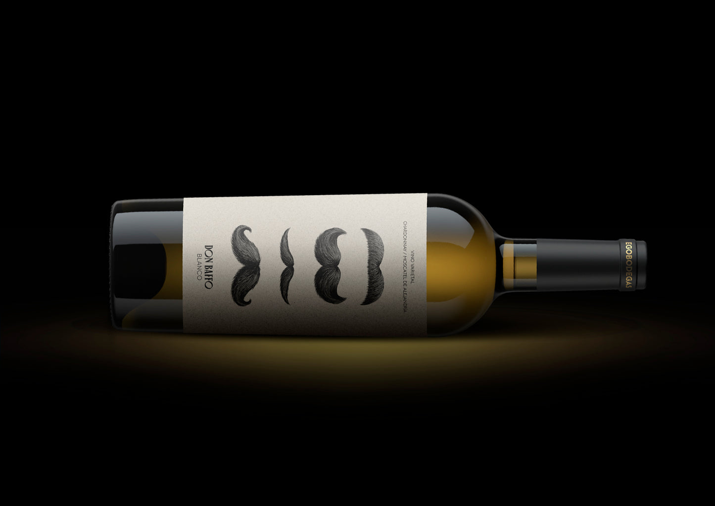 Vandret flaske med Don Baffo Blanco 2023 hvidvin etikette med grafiske overskæg og moustaches