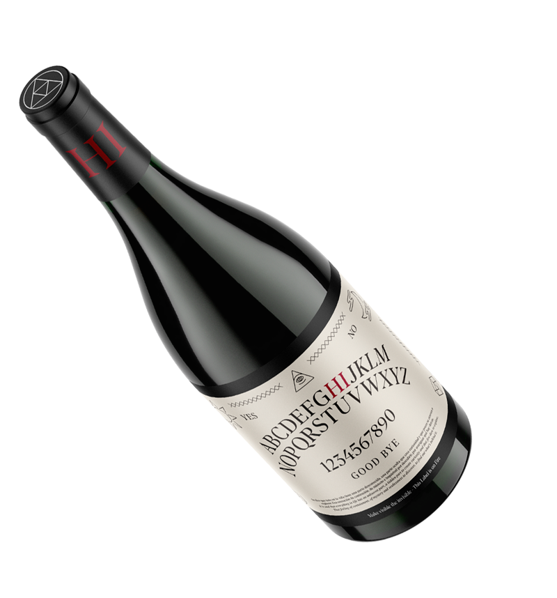 Nærbillede af Finca Bacara Hi 2018 rødvin etikette med skjult besked