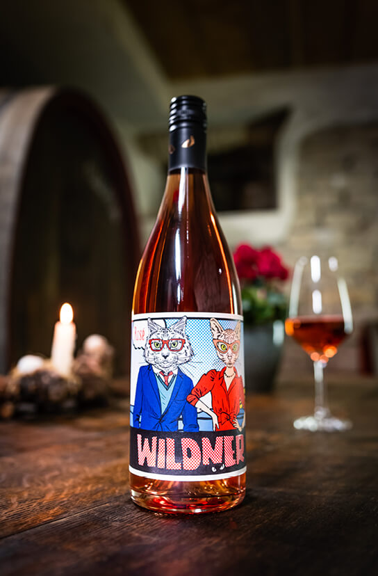 Rosé Spätburgunder rosévin skænket i glas med friske skovjordbær