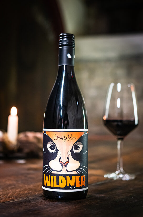 Red Cat rødvin skænket i glas med dyb purpurrød farve
