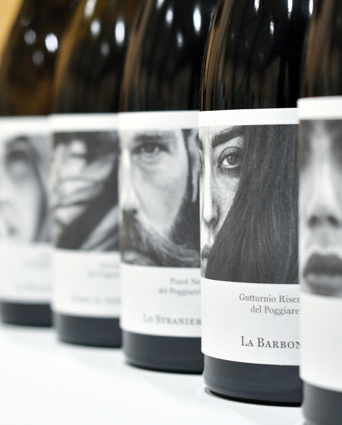 Flasker af Il Poggiarello vin fra Vinovibes med klassiske etiketter