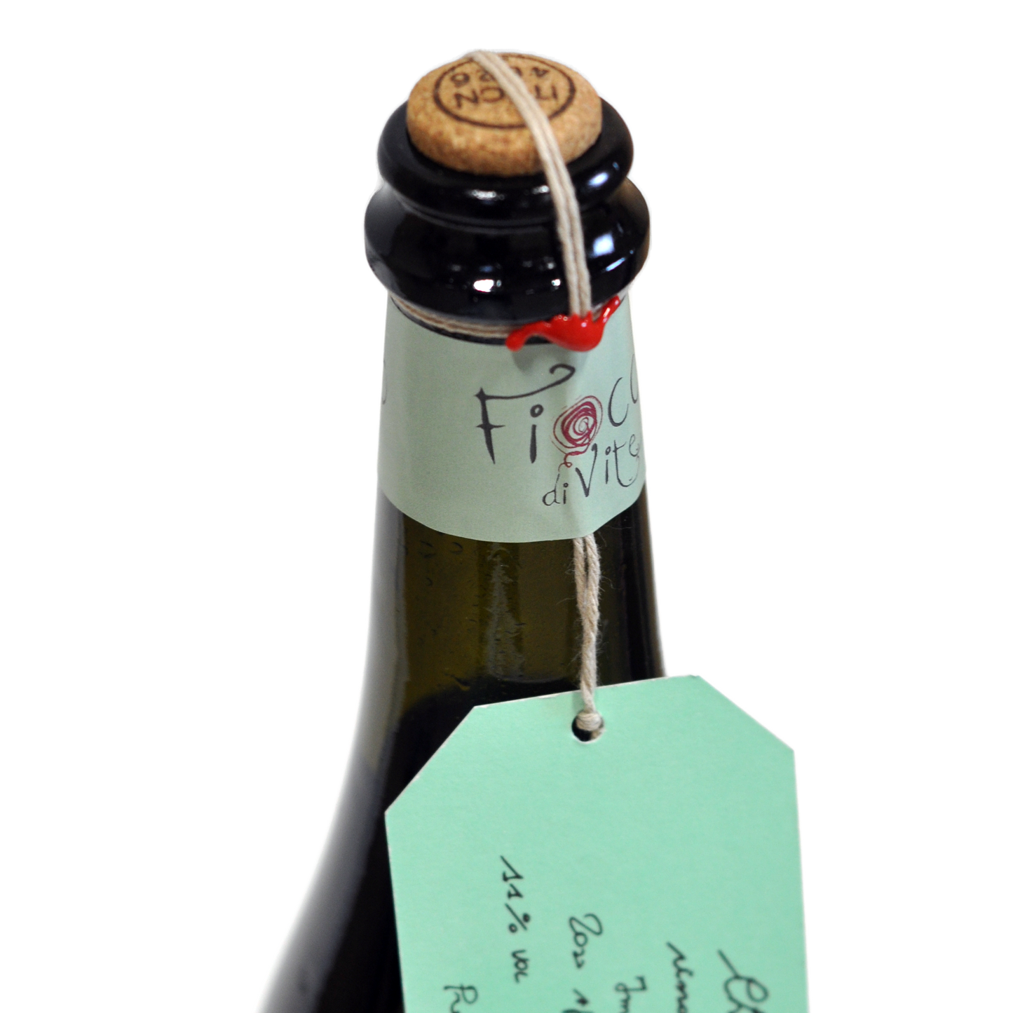 Nærbillede af Chardonnay Frizzante Fiocco di Vite mousserende hvidvin etikette hængende i en snor med rødt italiensk voks