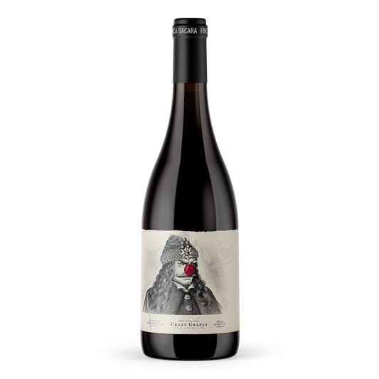 Crazy Grapes 2023 – økologisk rødvin fra Finca Bacara med sort/hvid etiket af Vlad Tepes og karakteristisk rød næse.