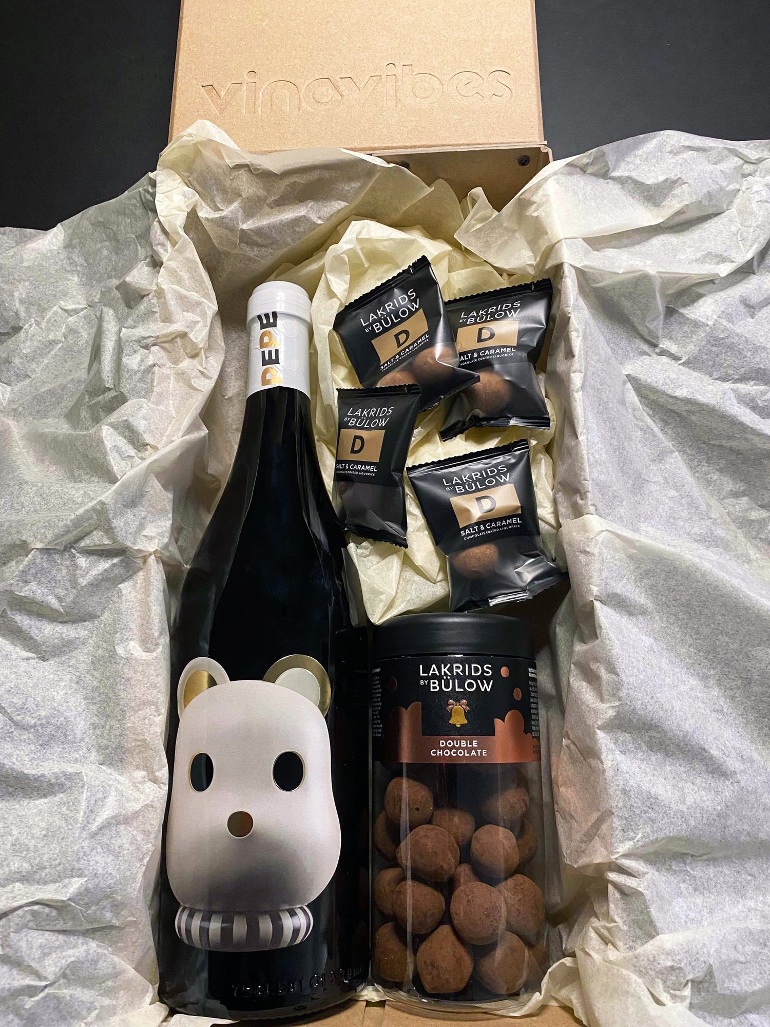 Gaveæske med 1 flaske vin og Lakrids by Bülow - vinovibes-dk