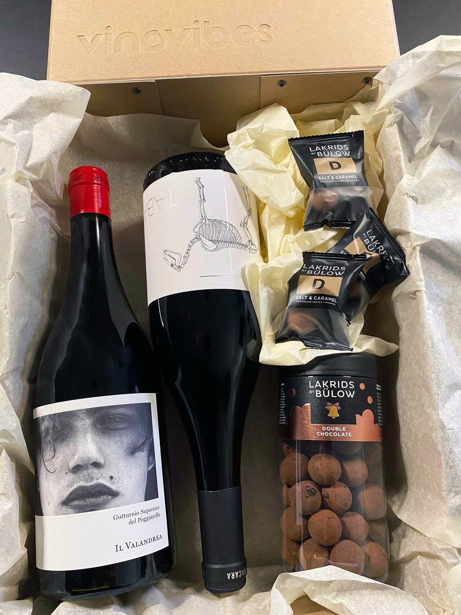 Gaveæske med 2 flasker vin og Lakrids by Bülow - vinovibes-dk
