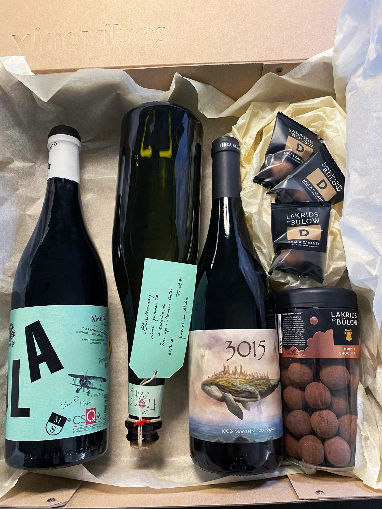 Gaveæske med 3 flasker vin og Lakrids by Bülow - vinovibes-dk